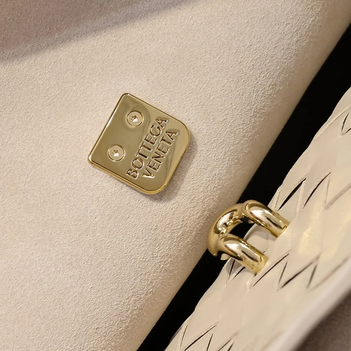 Batch 2360 #Bv New Ciao Ciao handbag Ciao Ciao means "hello" and "goodbye" in Italian, showing a relaxed and casual lifestyle ⭐️Made of Dutch Silky Calf calf leather ~ silky to the touch. The leather is thick, and the suede lining is soft and comfortable. The relaxed feeling of stacked smooth leather, the representative woven element shoulder strap, and the perfect embellishment of golden buckles 💥The bag has a unique shape, casual and exquisite, and super practical ☄️Carry Ciao Ciao to accompany you in various occasions, and be the most stylish you 🎀 Model: 7231 Size: 34x26x15